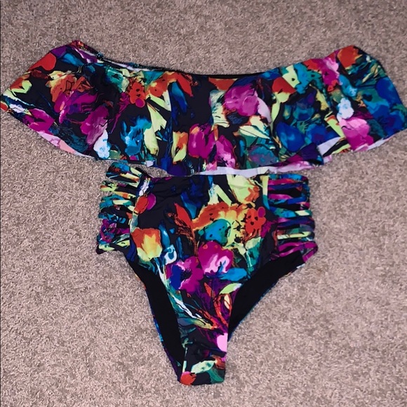 Bikini - Picture 1 of 2